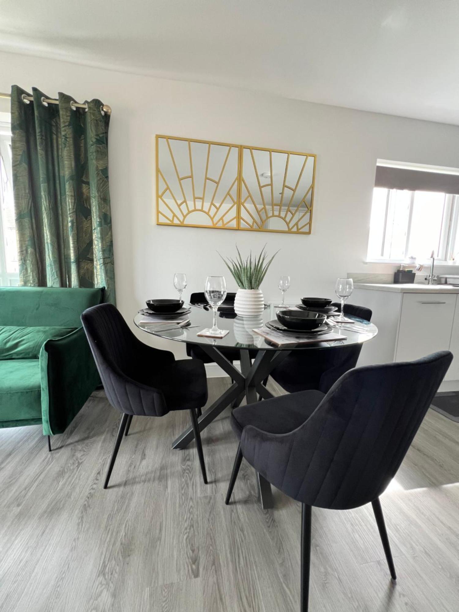 Modern 2 Bedroom *