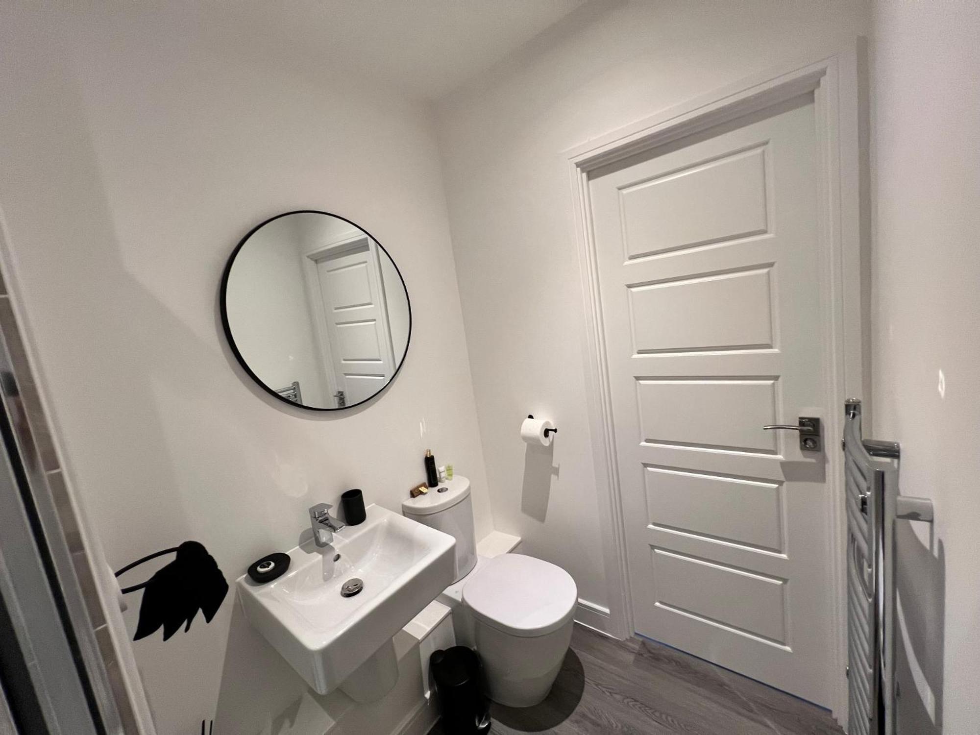 Modern 2 Bedroom Apartment *